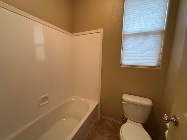 Building Photo - SPACIOUS HOME FOR RENT!