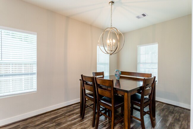 Building Photo - 110 Amundsen St