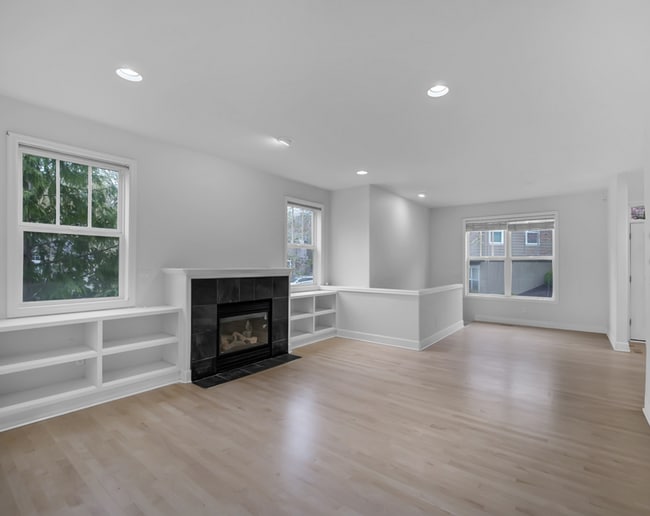 Building Photo - Gorgeous 4 Bed, 2.5 Bath House!