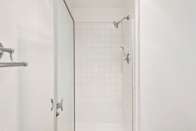 Building Photo - Wonderful uptown condo for rent... Santa Barbara!