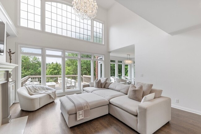 Building Photo - Luxury Furnished Home