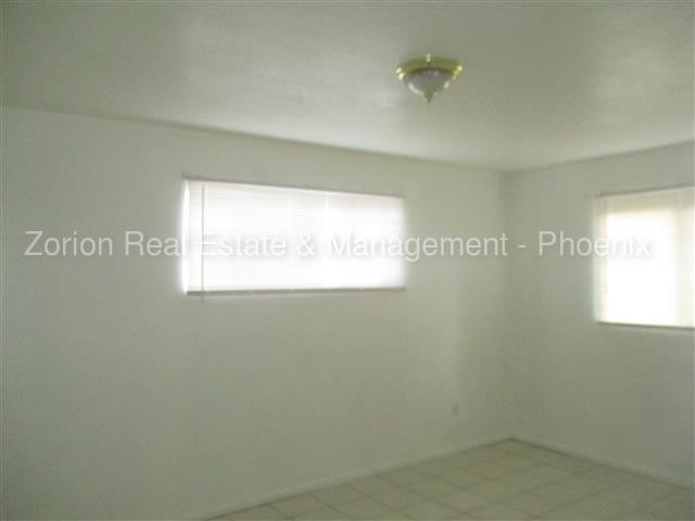 Building Photo - 302 W 11th St
