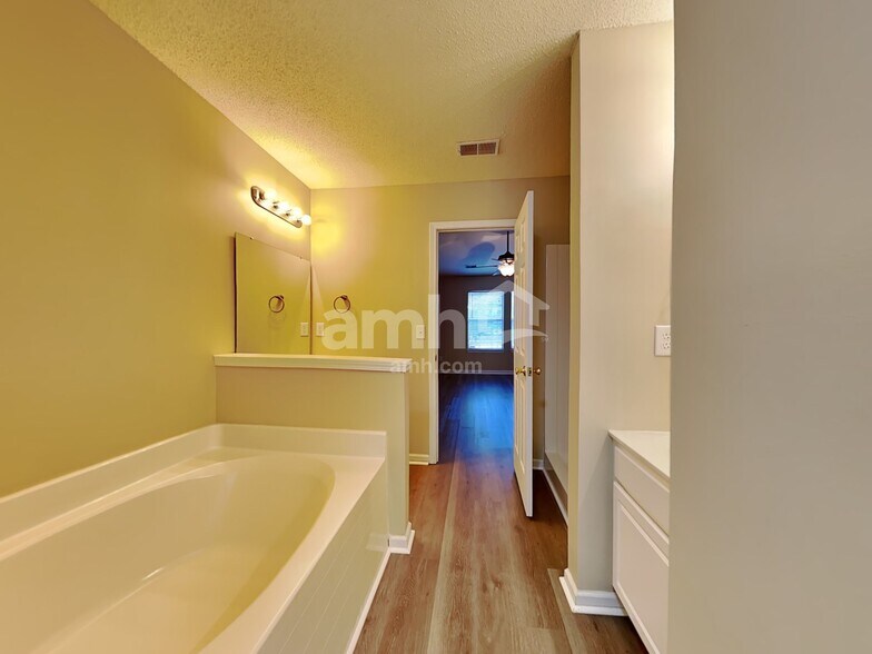 Building Photo - 110 Macallan Ct