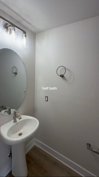 Building Photo - 1411 Greenview Dr