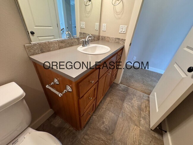 Building Photo - 4 Bedroom / 2 Bath – 1,899 Sq Ft Springfie...