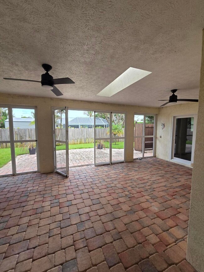Building Photo - 5501 SE Nassau Terrace