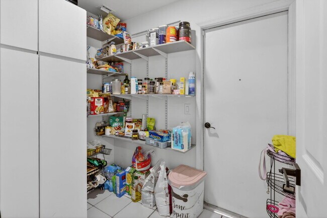 Building Photo - 481 SW Aster Rd