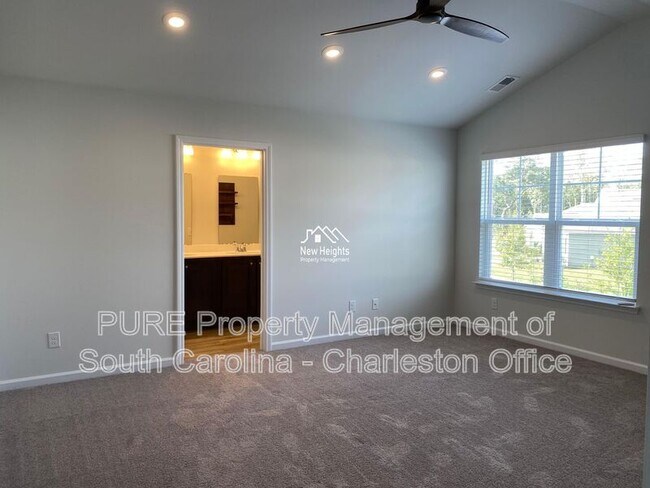 Building Photo - 2641 Alamanda Dr