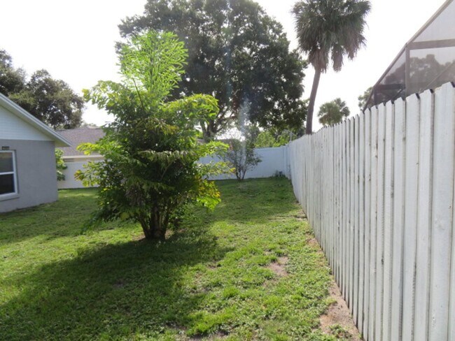 Building Photo - 839 Rosemere Cir
