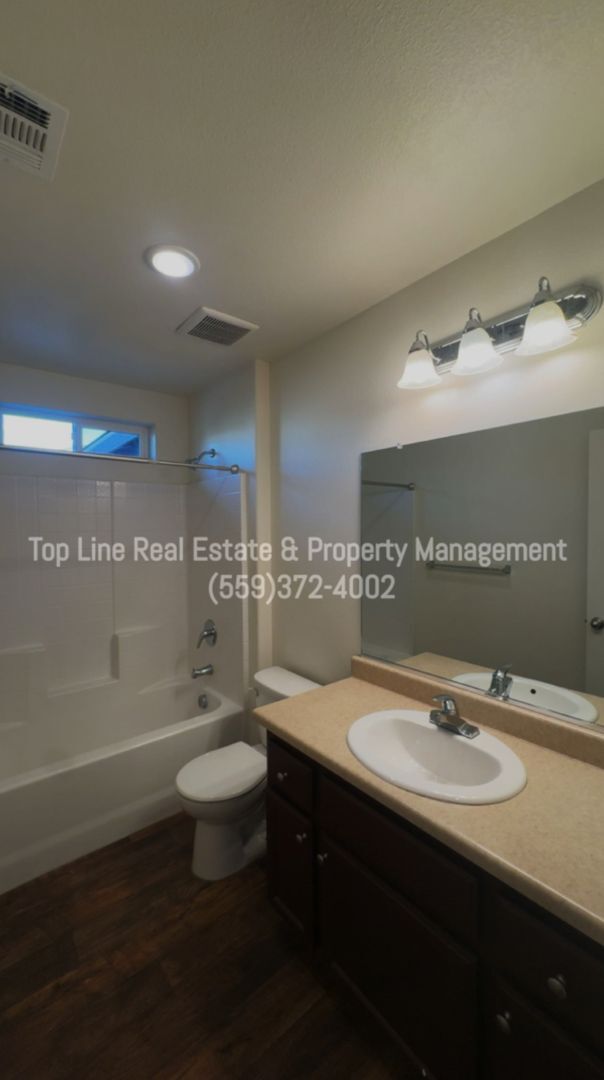 Building Photo - Newer home in desirable part of Visalia!!