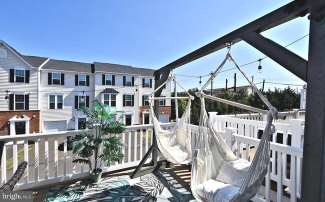 Building Photo - 353 E Hancock St