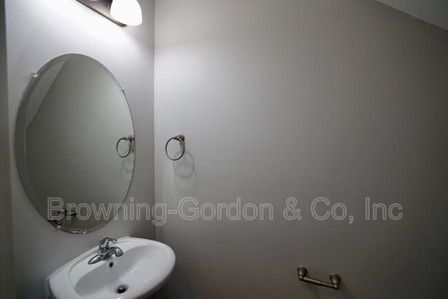 Building Photo - 110 W Mill Dr