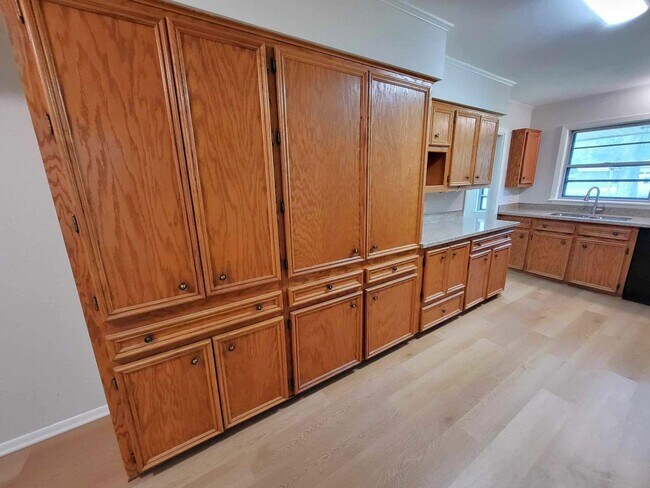 Building Photo - 706 Maple St