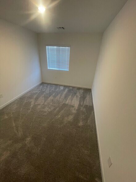 Building Photo - 9215 Sky Pointe Dr