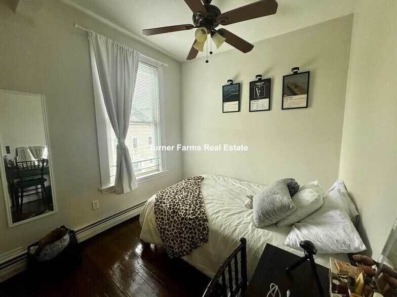 Building Photo - 717 Parker St