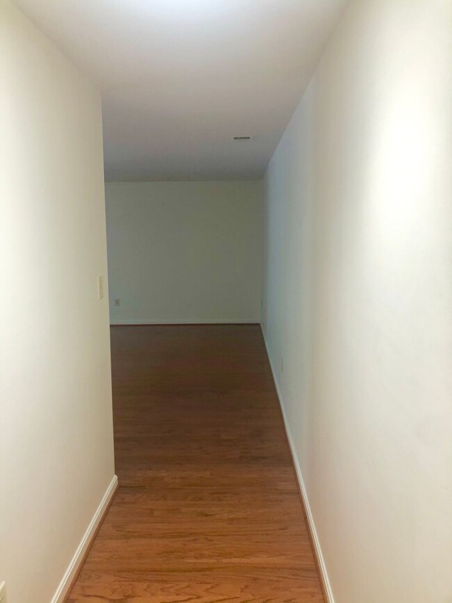 Building Photo - Updated 2 Bedroom Lower Level Condo in Gle...