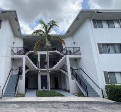 Building Photo - 2550 SW 18th Terrace