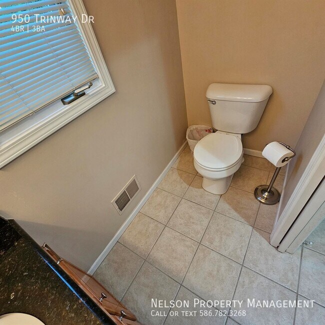 Building Photo - 950 Trinway Rd