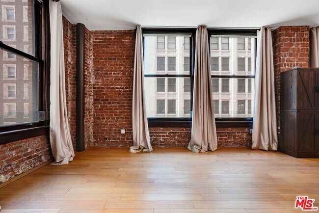 Building Photo - 460 S Spring St