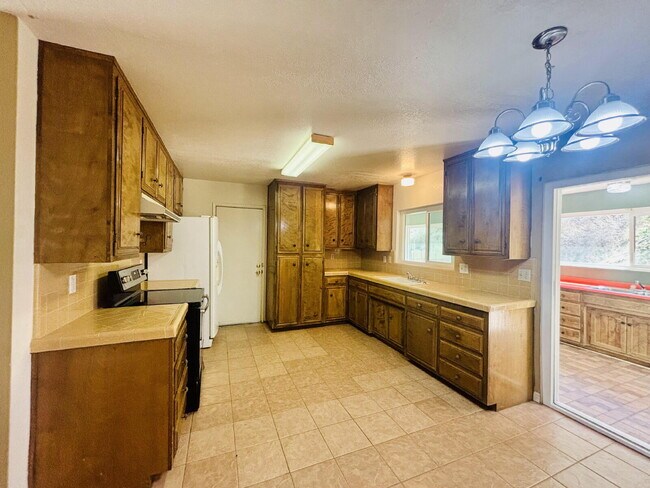 Building Photo - House on 5 acres in the serene mountains o...