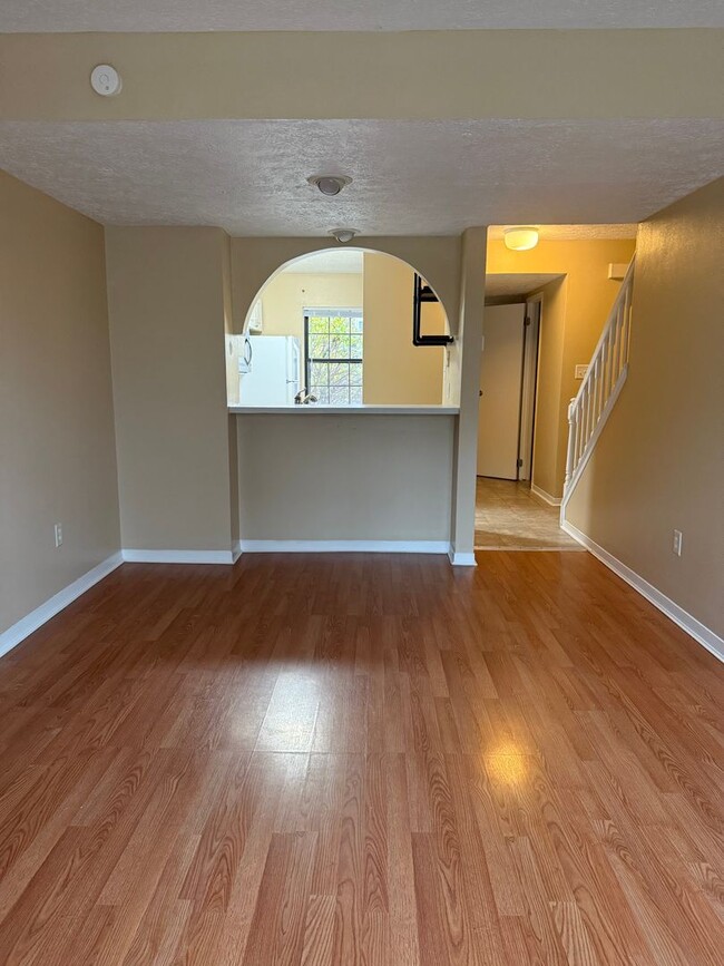 Building Photo - 3 Bedroom/2.5 bath Townhome Located on Blo...