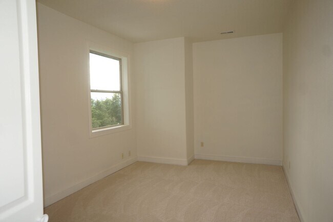 Building Photo - Exquisite NW Portland 4 bedroom with panoramic views