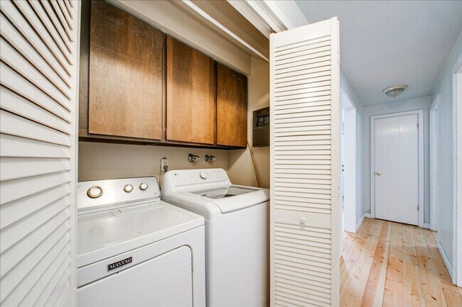 Building Photo - Desirable SE Boise Home Minutes From BSU!