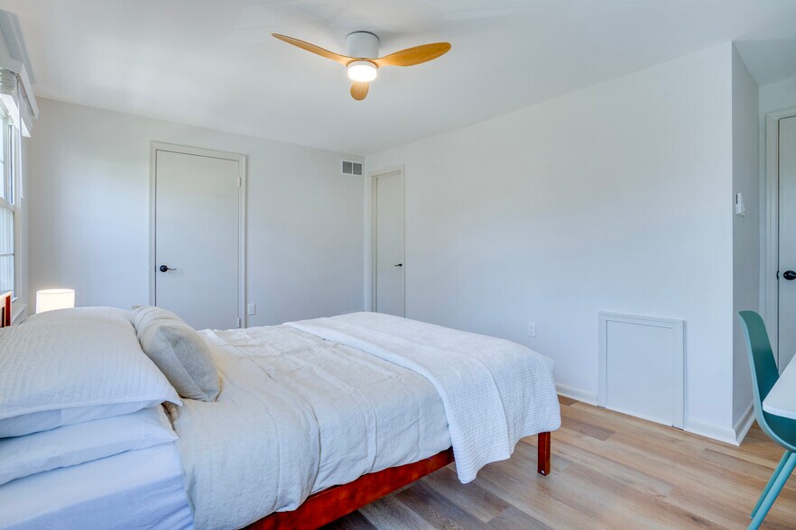 Building Photo - 8032 Saint Annes Ct