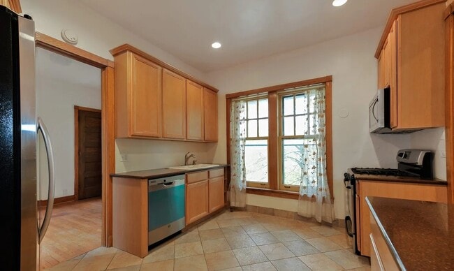 Building Photo - 1615 E Hyde Park Blvd