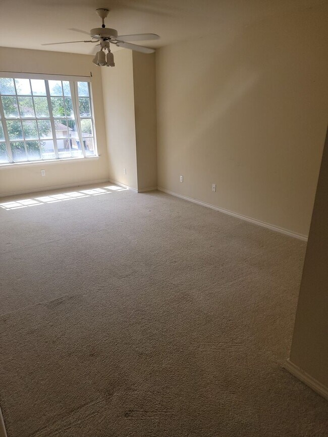 Building Photo - 4530 Oso Pkwy
