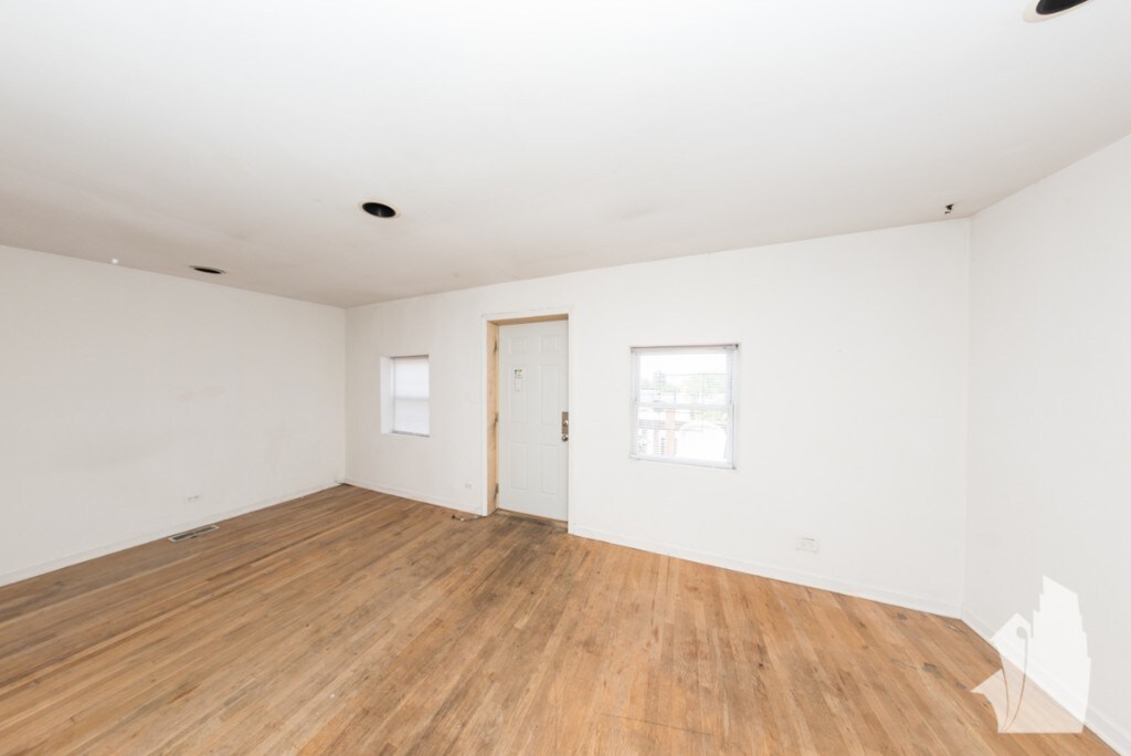 Building Photo - 2318 N Southport Ave