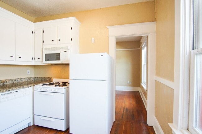 Building Photo - APP FEES SPECIAL: Beautiful and Spacious Studio in Fantastic Location Ready Now!