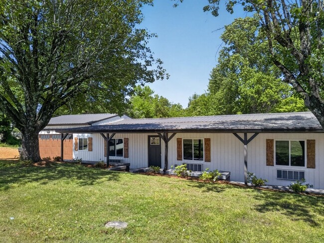 Building Photo - Beautifully Renovated Home in Southside – Prime Location!