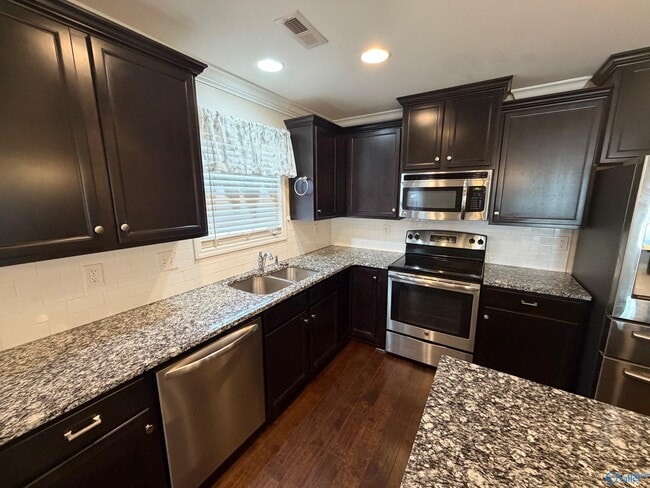 Building Photo - 8 Easy St