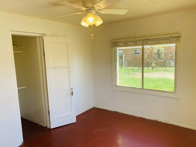 Building Photo - 219 E Blacklidge Dr