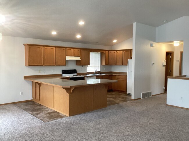 Building Photo - Four bed two bath single family house