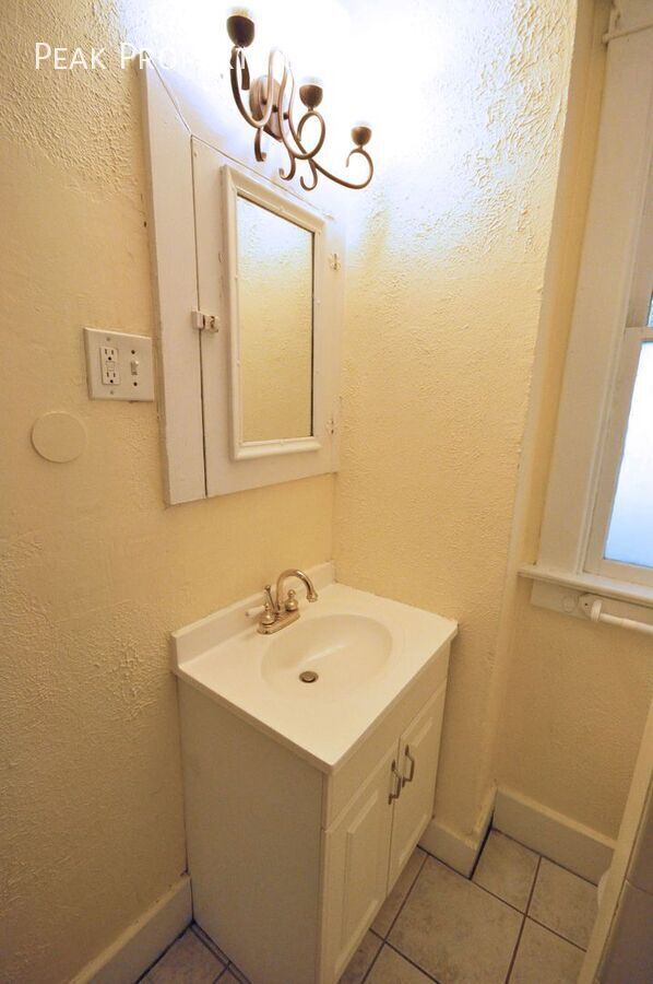 Building Photo - 2074-2078 Summit Street-2078 Summit Street- 4 bedroom