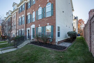 Building Photo - BEAUTIFUL 4 LEVEL TOWNHOME IN GERMANTOWN. 4 BEDROOM, 4.5 BATHS