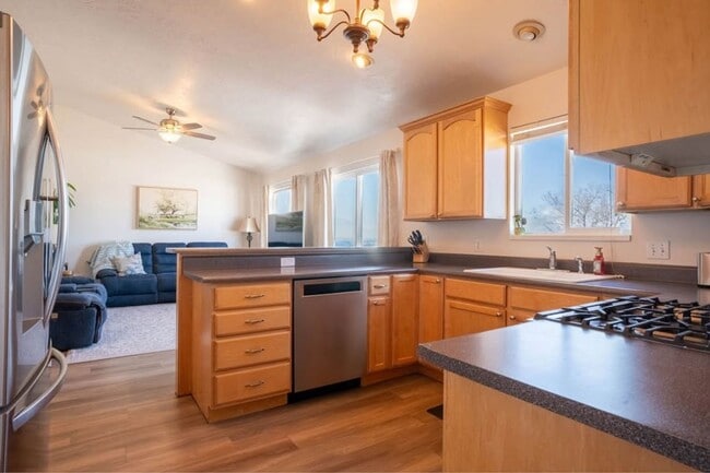 Building Photo - 1912 Oregon Ave