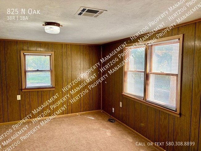 Building Photo - 825 N Oak-