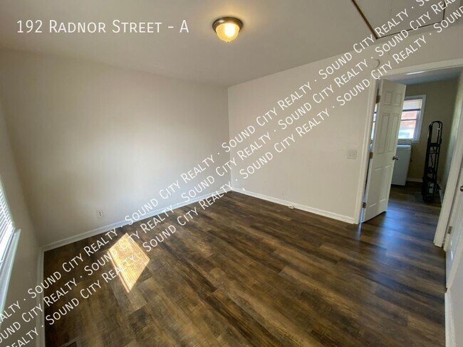 Building Photo - 5 miles to downtown * 2BR duplex available...