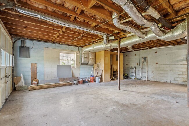 Building Photo - Charming 3 Bed, 2 Bath on Ward Street, Close to Universities