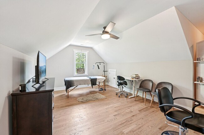 Building Photo - Luxury 5 Bed, 3.5 Bath Home on Large Lot !...