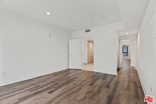 Building Photo - 129 S Kings Rd