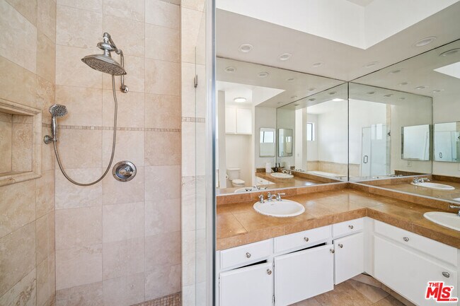 Building Photo - 8865 Alden Dr