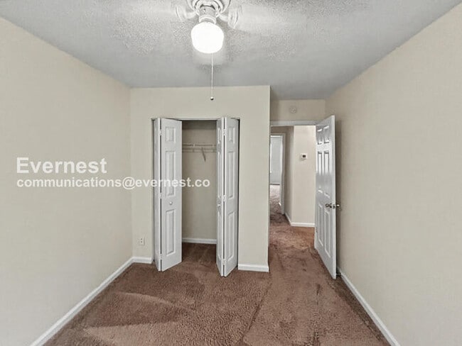 Building Photo - 3 Bed, 1.5 Bath Townhome with Fenced Yard / Pet-Friendly / Coming Soon!