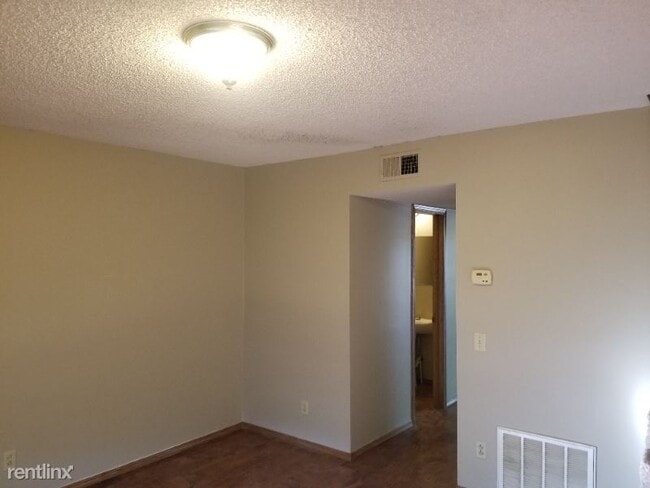 Building Photo - 2 br, 1.5 bath Townhome - 323 N. Madison
