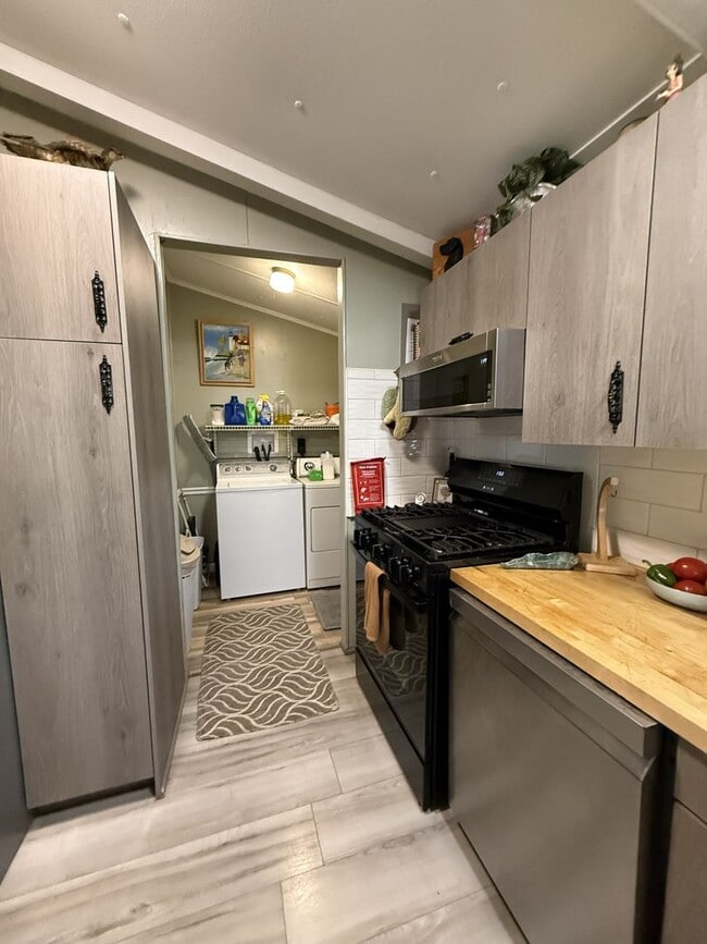 Building Photo - Rare Seasonal Frankfort Find-Fully Furnished!