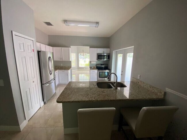 Building Photo - 4/3 Kissimmee Home with Guest-Suite