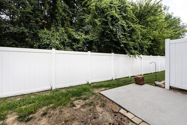 Building Photo - Beautiful 3BD/2.5BA Townhome in the Lions Gate Community!